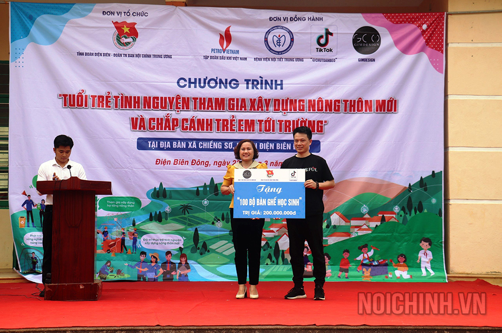 Đại diện Phòng Giáo dục và Đào tạo huyện Điện Biên Đông nhận biển tượng trưng 100 bộ bàn ghế học sinh