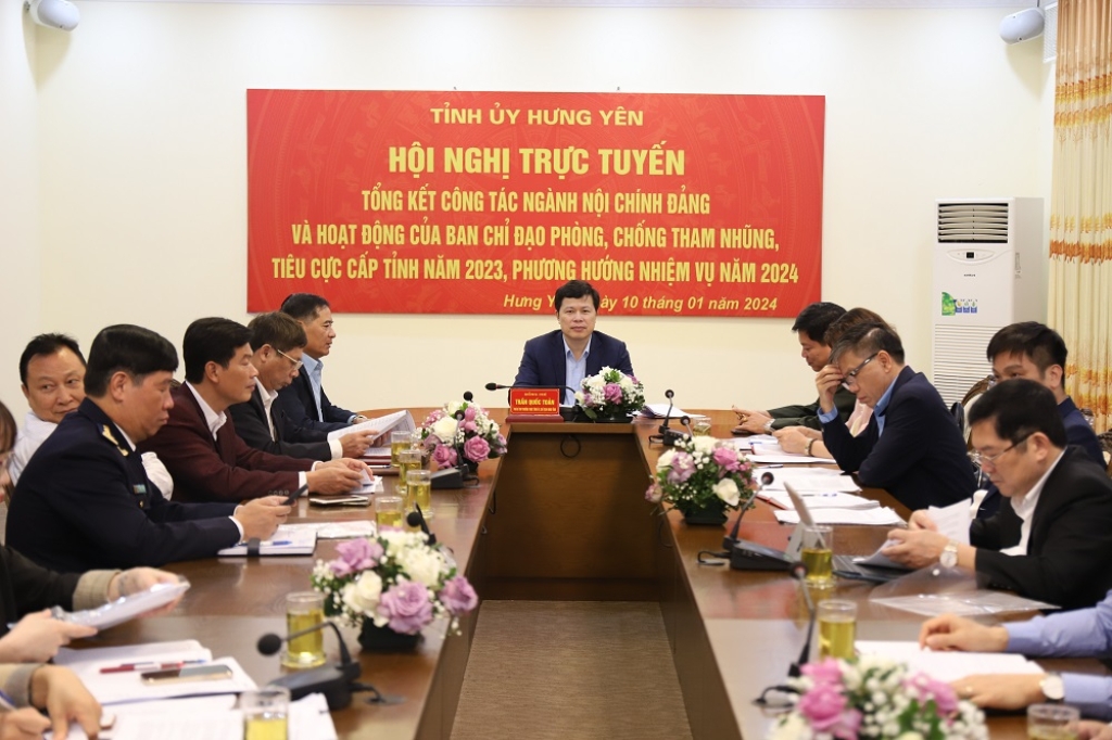 Các đại biểu dự Hội nghị Tổng kết công tác ngành nội chính Đảng và hoạt động của Ban Chỉ đạo PCTNTC cấp tỉnh năm 2023 tại điểm cầu Hưng Yên