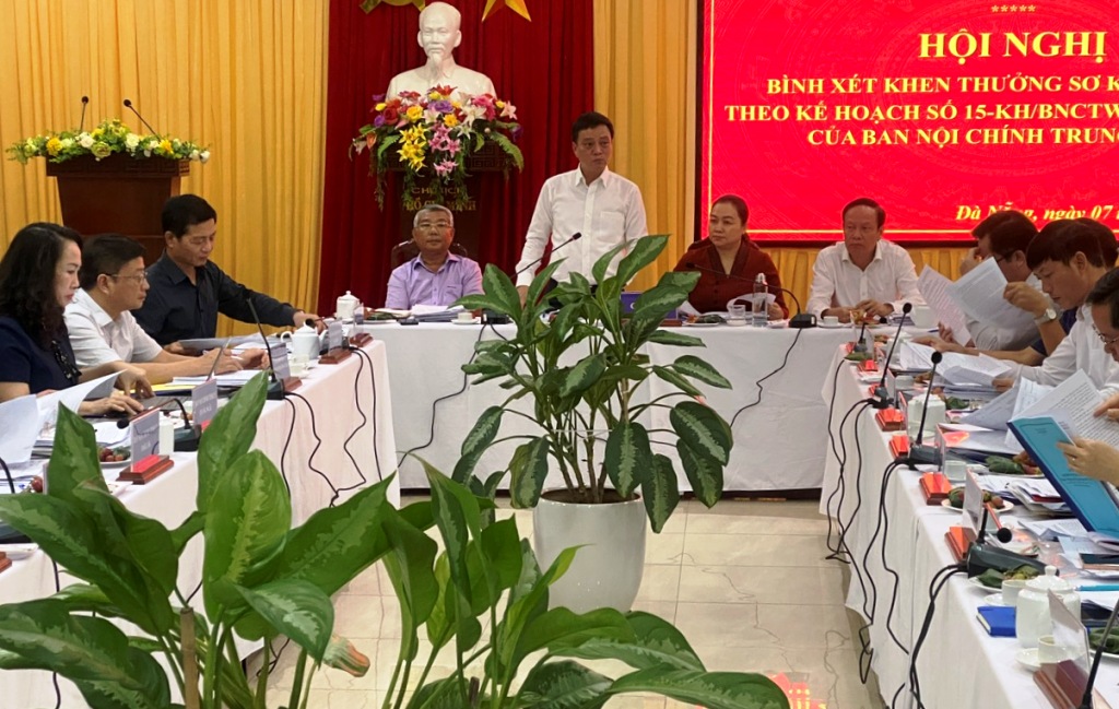 Đồng chí Đoàn Hồng Ngọc, Vụ trưởng Vụ địa phương II - Ban Nội chính Trung ương phát biểu kết luận Hội nghị Cụm thi đua số III