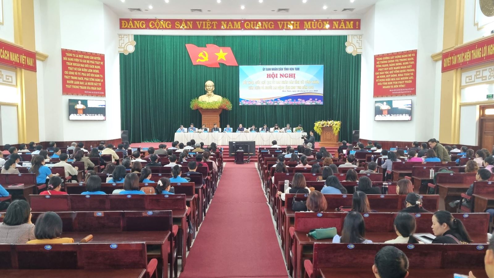 Chủ tịch Ủy ban nhân dân tỉnh Kon Tum đối thoại với công nhân, viên chức và người lao động