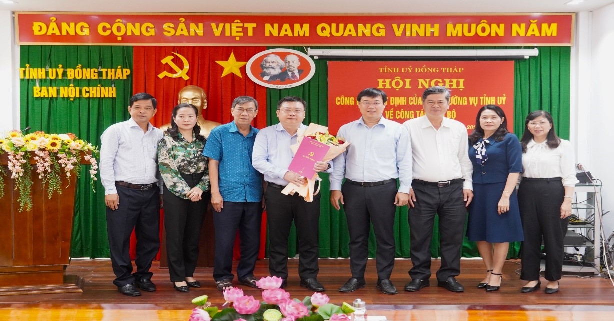 Đồng chí Lê Quốc Phong và lãnh đạo các cơ quan tham mưu, giúp việc Tỉnh uỷ chúc mừng Trưởng Ban Nội chính Tỉnh ủy Phan Văn Thương