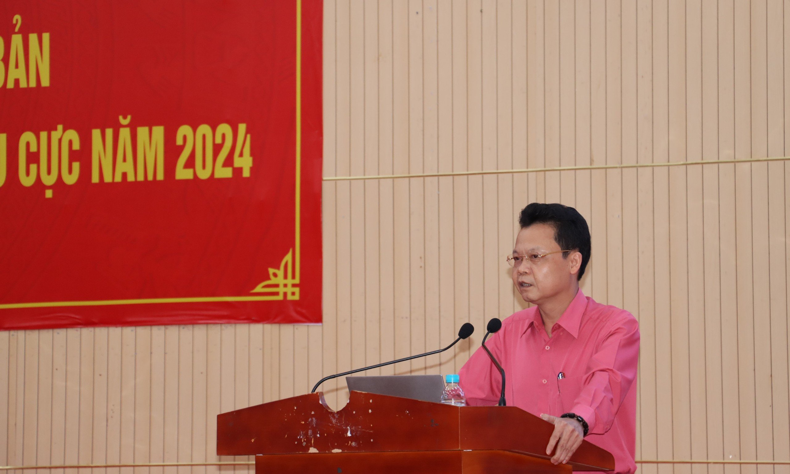 Tiến sỹ Trịnh Thăng Quyết, Phó Vụ trưởng Vụ Địa phương III, Ban Nội chính Trung ương quán triệt và triển khai các chuyên đề tại Hội nghị