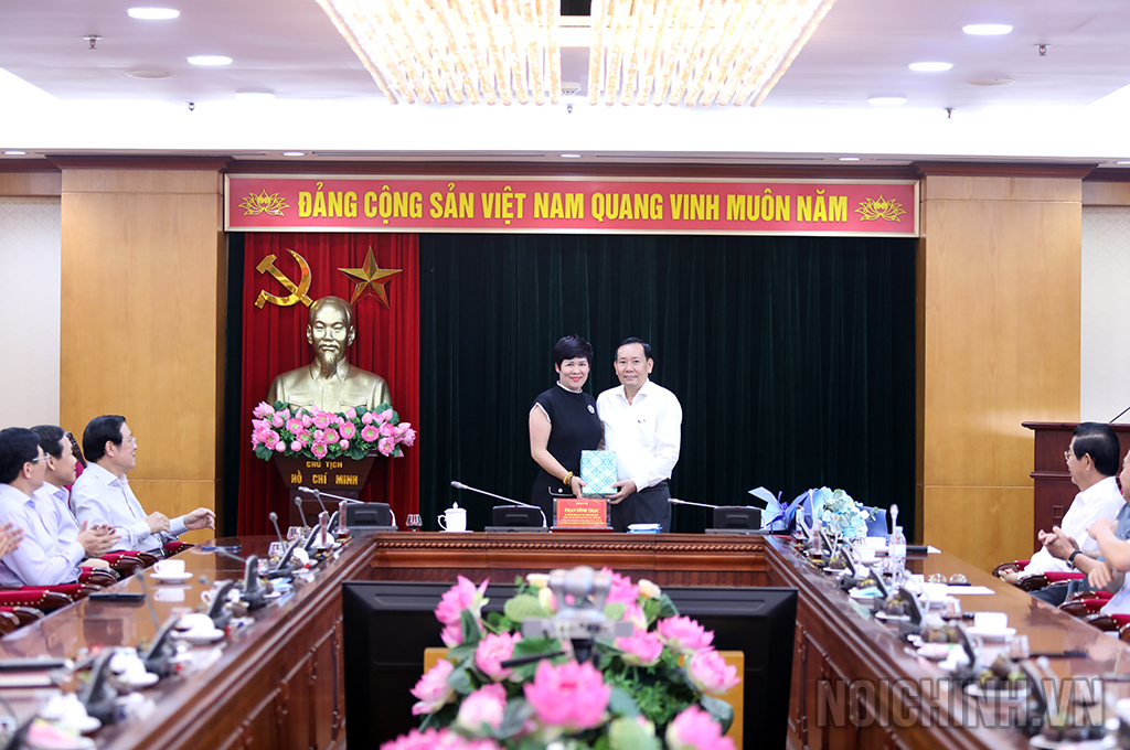 Đồng chí Phạm Thị Thu Thủy, Phó Vụ trưởng, Chủ tịch Công đoàn Cơ quan Ban Nội chính Trung ương chúc mừng