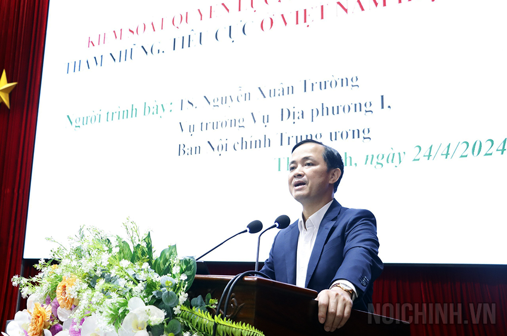  Tiến sỹ Nguyễn Xuân Trường, Vụ trưởng Vụ Địa phương I, Ban Nội chính Trung ương truyền đạt chuyên đề tại Hội nghị