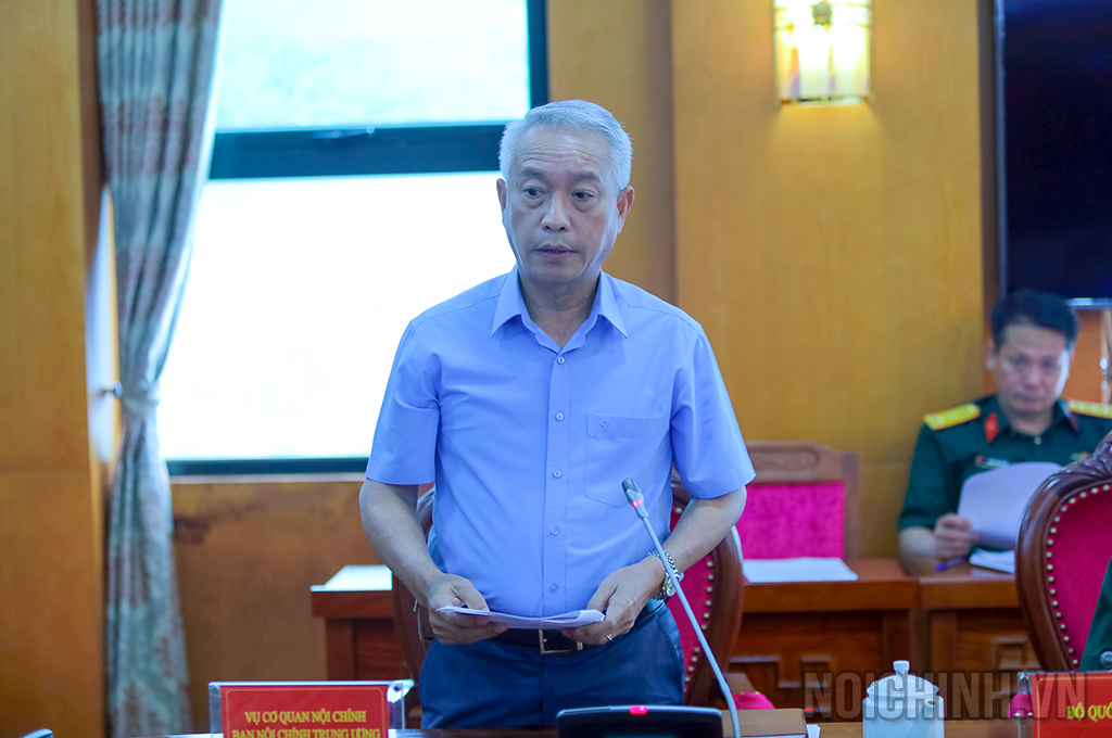 Đồng chí Nguyễn Quốc Vinh, Vụ trưởng Vụ Cơ quan Nội chính, Ban Nội chính Trung ương trình bày dự thảo báo cáo
