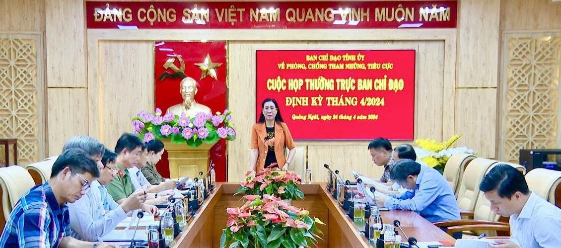 Ủy viên Trung Đảng, Bí thư Tỉnh ủy, Chủ tịch HĐND tỉnh Bùi Thị Quỳnh Vân phát biểu tại Cuộc họp