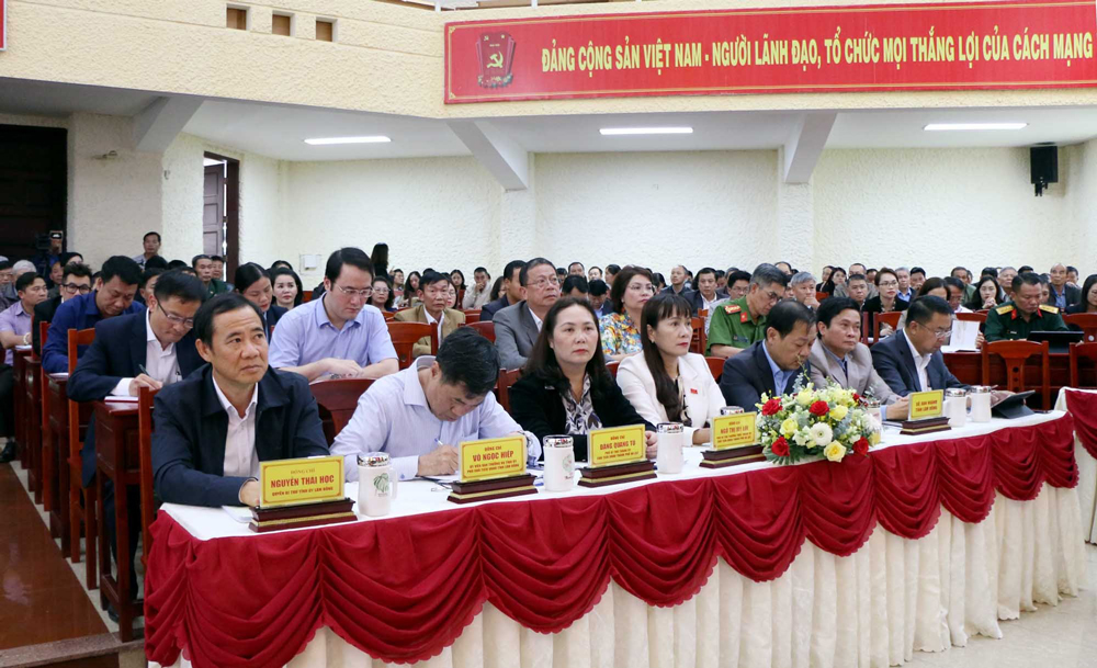 Đồng chí Nguyễn Thái Học, Quyền Bí thư Tỉnh ủy Lâm Đồng cùng các đồng chí lãnh đạo tỉnh tham dự buổi tiếp xúc cử tri