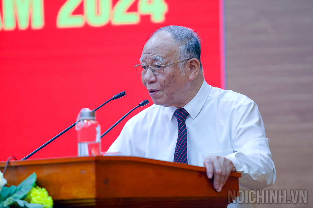 GS. TS. Hoàng Chí Bảo trình bày chuyên đề tại Hội nghị