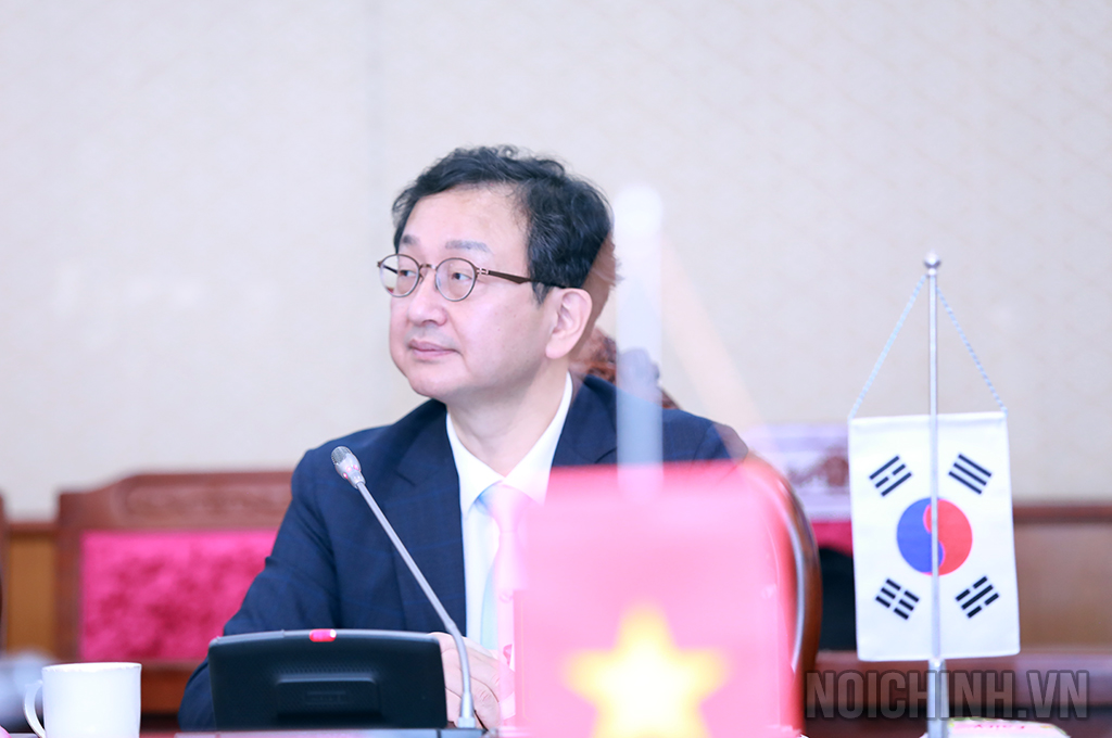 Ông Jeong Seung-yoon, Phó Chủ tịch kiêm Tổng thư ký Ủy ban Chống tham nhũng và Quyền công dân Hàn Quốc phát biểu tại Hội đàm
