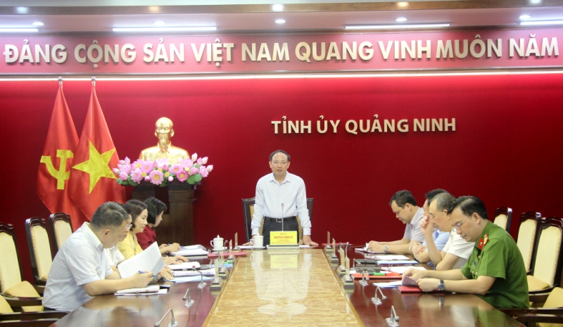 Đồng chí Nguyễn Xuân Ký, Ủy viên Trung ương Đảng, Bí thư Tỉnh ủy, Trưởng Ban Chỉ đạo phòng, chống tham nhũng, tiêu cực tỉnh phát biểu kết luận Cuộc họp