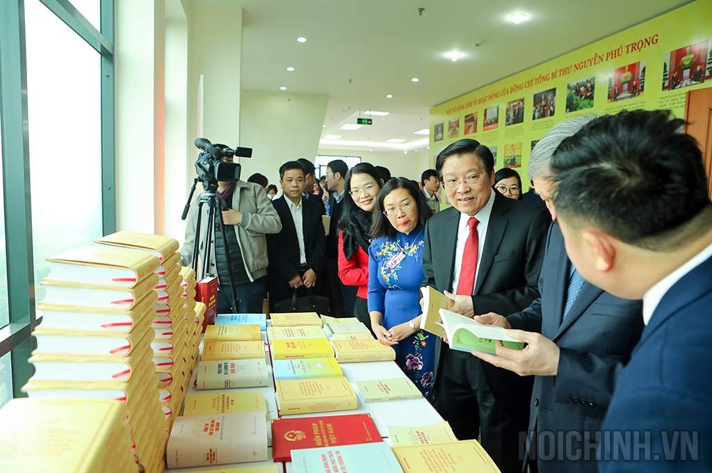 Các đại biểu dự Lễ ra mắt Cuốn sách của Tổng Bí thư Nguyễn Phú Trọng