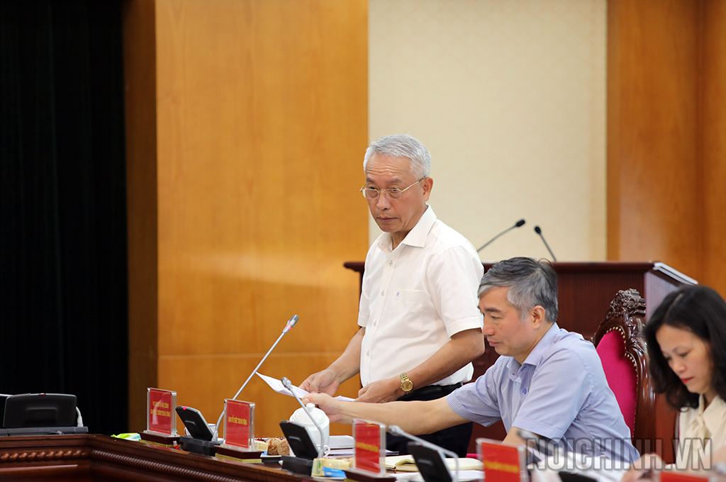 Đồng chí Nguyễn Quốc Vinh, Vụ trưởng Vụ công tác Nội chính trình bày báo cáo tại Hội nghị