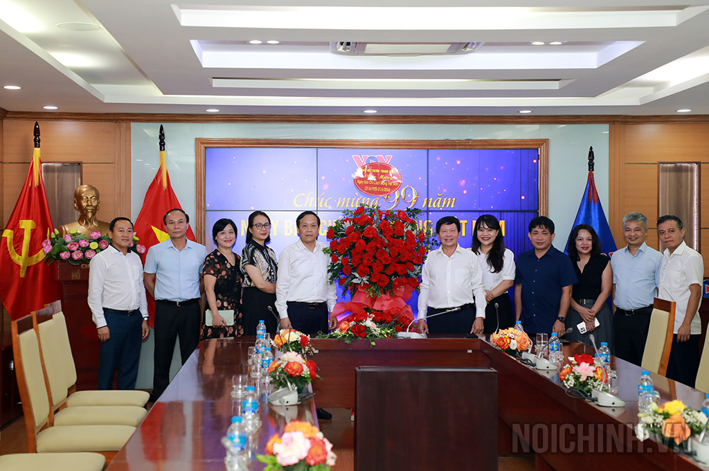 Đồng chí Nguyễn Thanh Hải, Phó Trưởng Ban Nội chính Trung ương và Đoàn chúc mừng Đài Tiếng nói Việt Nam