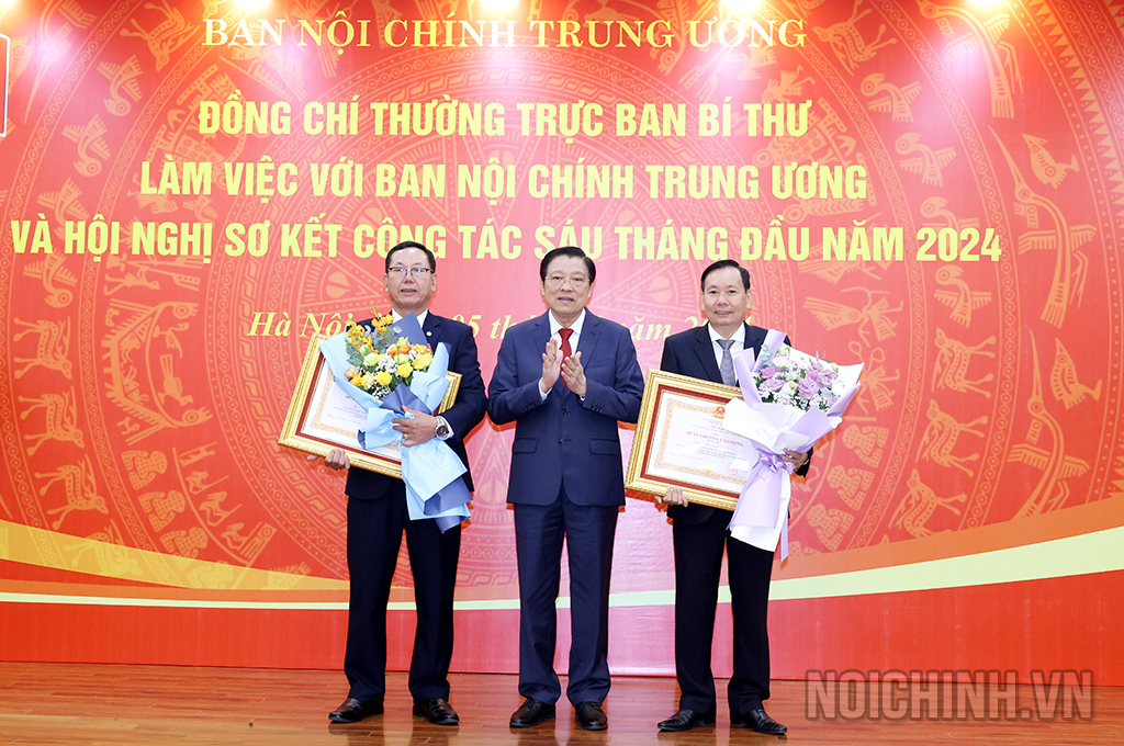 Đồng chí Phan Đình Trạc, Ủy viên Bộ Chính trị, Bí thư Trung ương Đảng, Trưởng Ban Nội chính Trung ương trao Huân chương Lao động tặng lãnh đạo vụ thuộc Ban Nội chính Trung ương