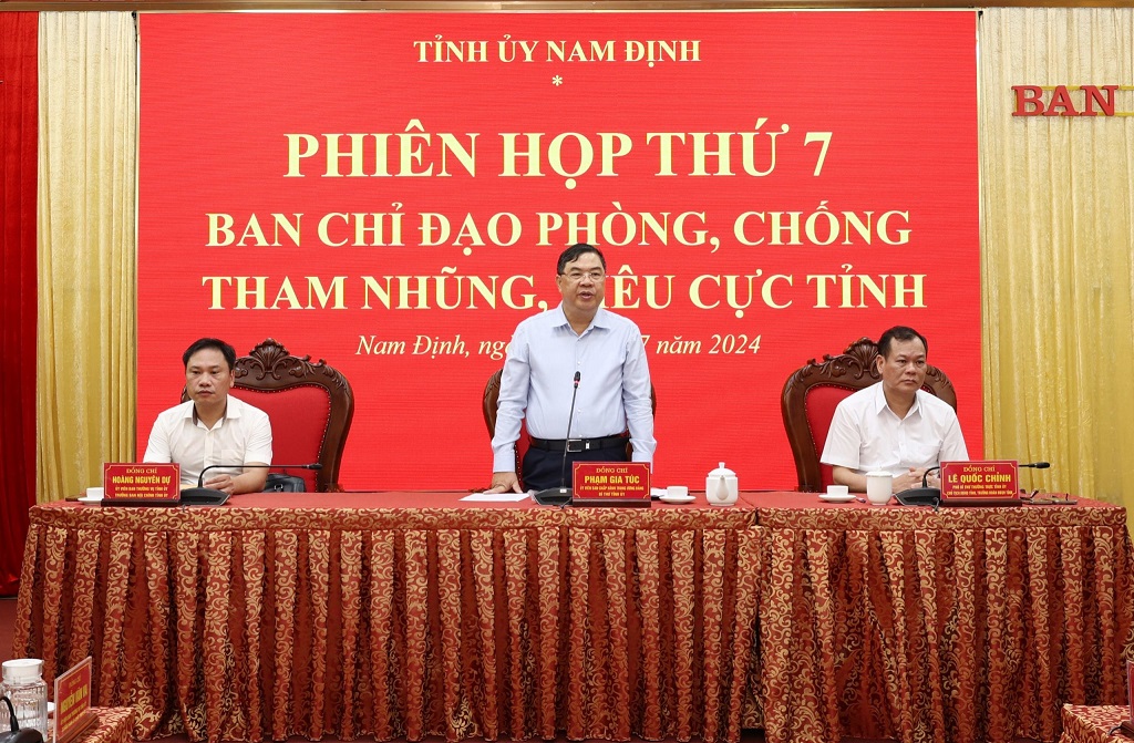 Đồng chí Phạm Gia Túc, Ủy viên Trung ương Đảng, Bí thư Tỉnh ủy, Trưởng Ban Chỉ đạo phòng, chống tham nhũng, tiêu cực tỉnh Nam Định phát biểu tại Phiên họp