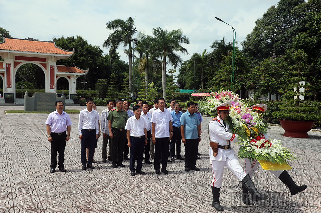 Đồng chí Võ Văn Dũng, Ủy viên Trung ương Đảng, Phó Trưởng ban Thường trực Ban Nội chính Trung ương, Ủy viên Ban Chỉ đạo Trung ương về phòng, chống tham nhũng, tiêu cực và Đoàn dâng hương, dâng hoa tại Đền thờ Chủ tịch Hồ Chí Minh