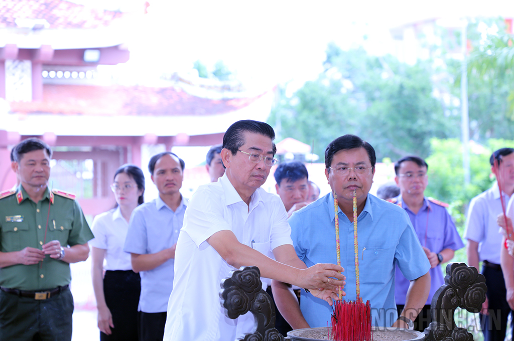 Đồng chí Võ Văn Dũng, Ủy viên Trung ương Đảng, Phó Trưởng ban Thường trực Ban Nội chính Trung ương, Ủy viên Ban Chỉ đạo Trung ương về phòng, chống tham nhũng, tiêu cực và Đoàn dâng hương tại Đền thờ 10 anh hùng liệt sĩ khởi nghĩa Hòn Khoai