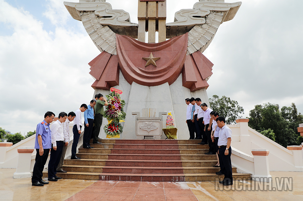 Đồng chí Võ Văn Dũng, Ủy viên Trung ương Đảng, Phó Trưởng ban Thường trực Ban Nội chính Trung ương, Ủy viên Ban Chỉ đạo Trung ương về phòng, chống tham nhũng, tiêu cực và Đoàn dâng hương tại Nghĩa trang Liệt sĩ tỉnh Cà Mau