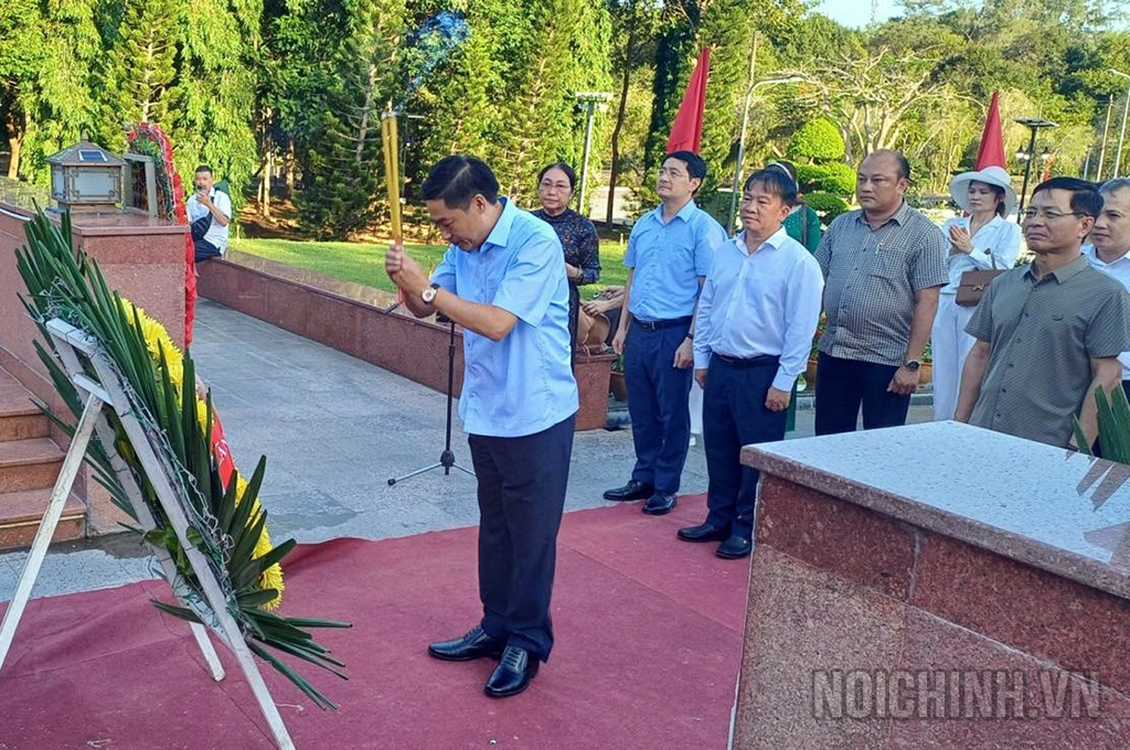 Đồng chí Nguyễn Hữu Đông, Ủy viên Trung ương Đảng, Phó Trưởng Ban Nội chính Trung ương cùng Đoàn cán bộ dâng hương tưởng nhớ các Anh hùng liệt sĩ, đồng bào yêu nước tại Tượng đài Nghĩa trang Hàng Dương