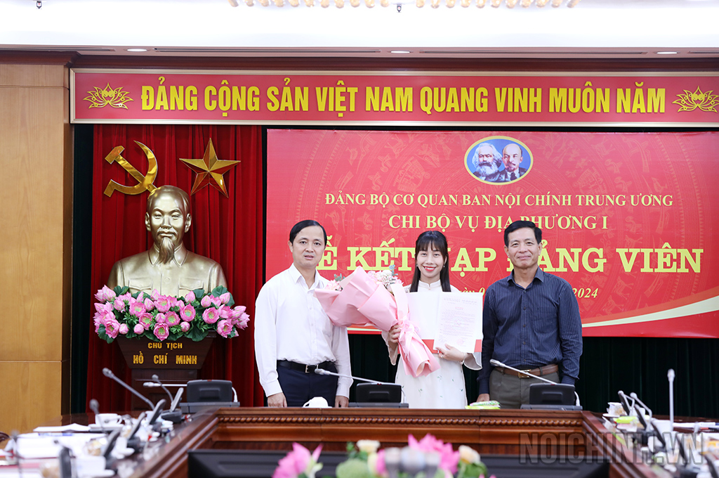 Các đồng chí: Nguyễn Đại Nghĩa, Ủy viên Ban Thường vụ Đảng ủy, Vụ trưởng Vụ Tổ chức - Cán bộ; Nguyễn Xuân Trường, Đảng ủy viên, Bí thư Chi bộ, Vụ trưởng Vụ Địa phương I trao Quyết định và tặng hoa chúc mừng đảng viên Nguyễn Thị Phượng