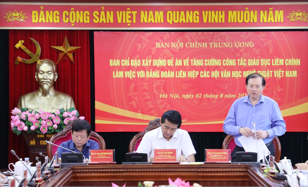 Đồng chí Tạ Quang Đông, Thứ trưởng Bộ Văn hoá, Thể thao và Du lịch, thành viên Ban Chỉ đạo xây dựng Đề án, Phó Trưởng Đoàn khảo sát phát biểu tại Hội nghị