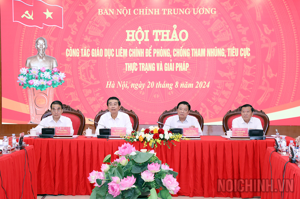 Đồng chí Phan Đình Trạc, Ủy viên Bộ Chính trị, Bí thư Trung ương Đảng, Trưởng Ban Nội chính Trung ương và các đồng chí chủ trì Hội thảo “Công tác giáo dục liêm chính để phòng, chống tham nhũng, tiêu cực - Thực trạng và giải pháp”, ngày 20/8/2024 (Ảnh Đặng Phước)