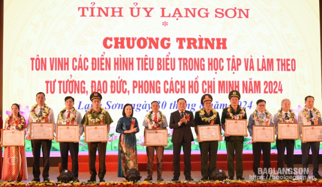 Tập thể, cá nhân nhận bằng khen của Chủ tịch UBND tỉnh Lạng Sơn về thành tích tiêu biểu trong học tập và làm theo tư tưởng, đạo đức, phong cách Hồ Chí Minh năm 2024