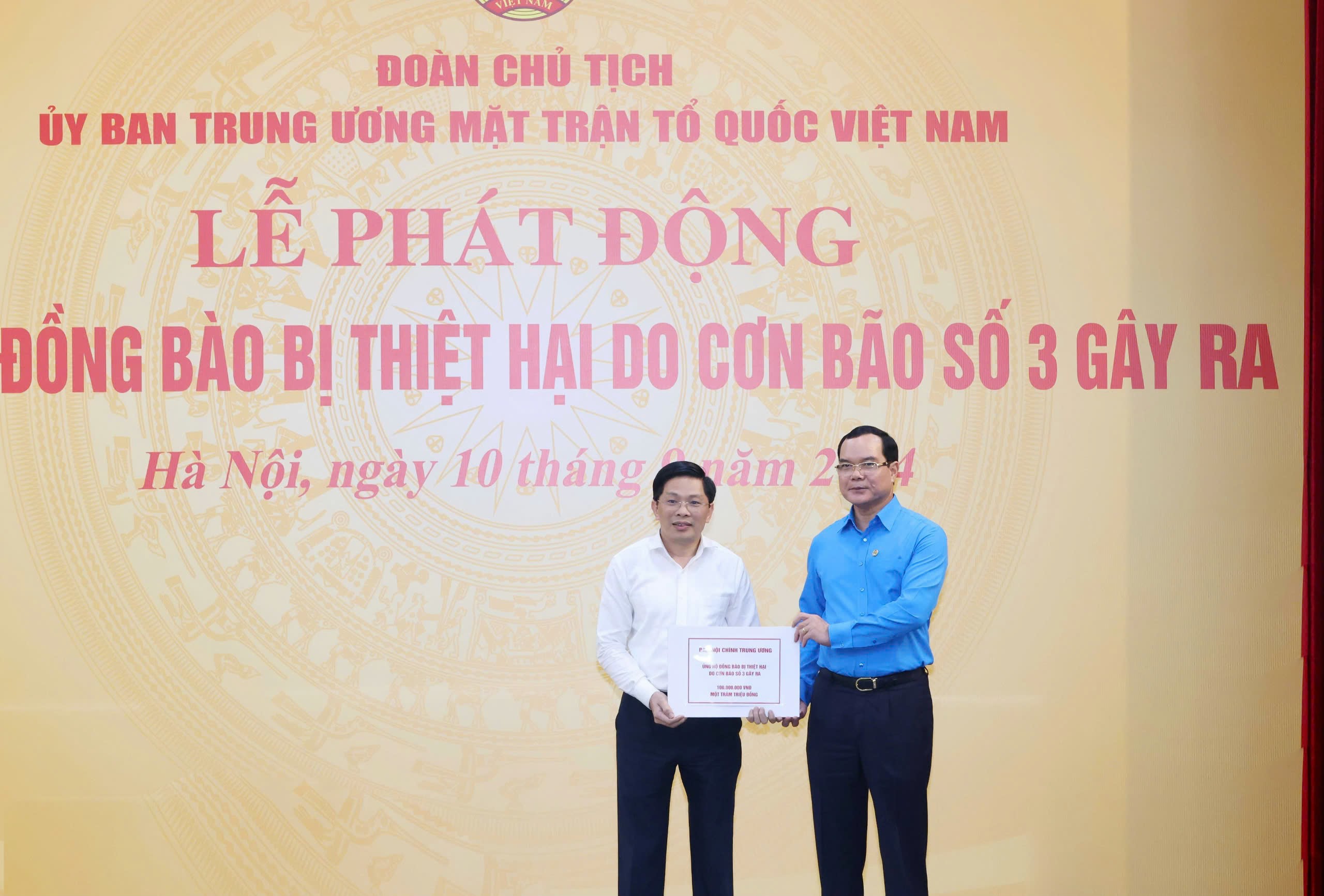 Đồng chí Phan Đình Trạc, Ủy viên Bộ Chính trị, Bí thư Trung ương Đảng, Trưởng Ban Nội chính Trung ương ủng hộ đồng bào bị thiệt hại do cơn bão số 3 gây ra