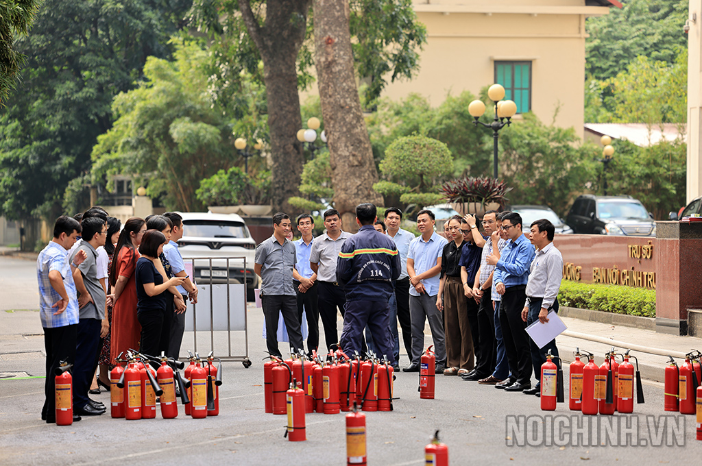 Thực hành dùng bình khí và bình bột dập tắt đám cháy