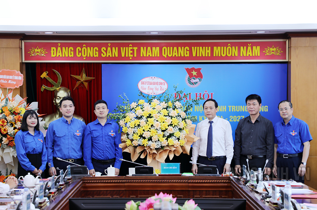 Đồng chí Nguyễn Thanh Hải, Phó Trưởng Ban, Phó Bí thư Đảng ủy cơ quan Ban Nội chính Trung ương thay mặt Đảng ủy, lãnh đạo Ban tặng hoa chúc mừng Đại hội Chi đoàn cơ quan