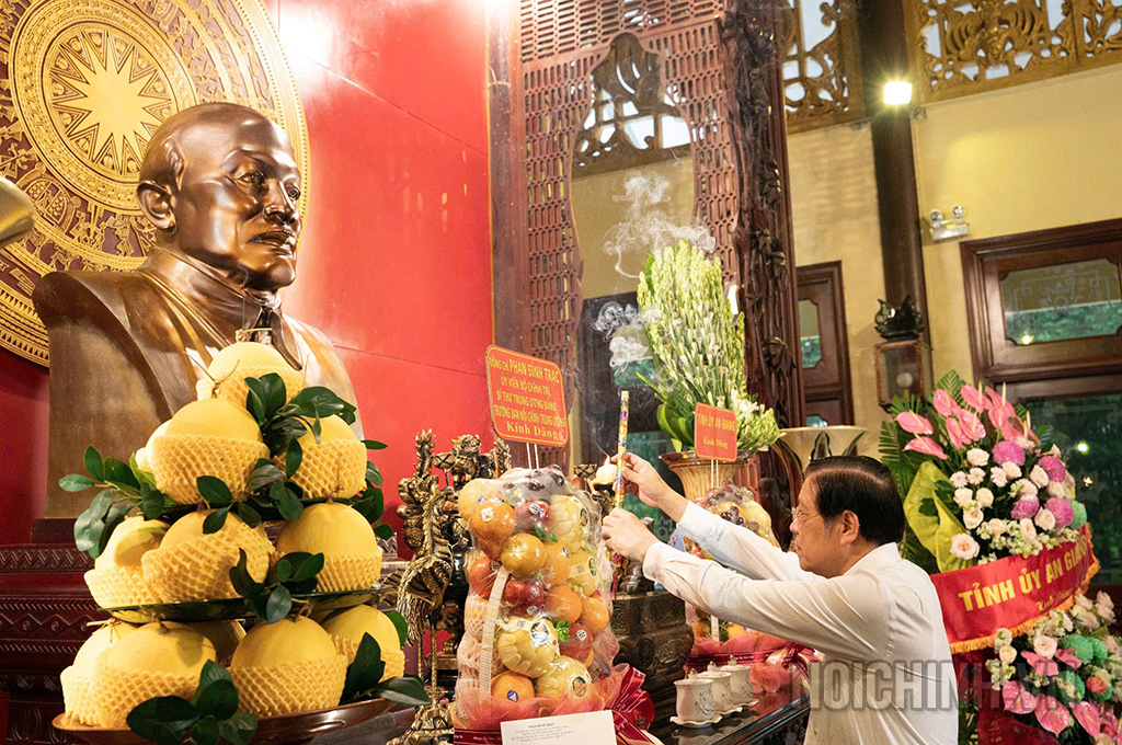 Đồng chí Phan Đình Trạc, Ủy viên Bộ Chính trị, Bí thư Trung ương Đảng, Trưởng Ban Nội chính Trung ương dâng hương tại đền thờ Chủ tịch Tôn Đức Thắng