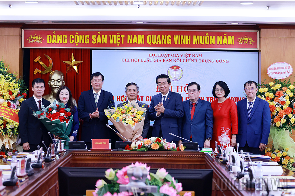 Các đồng chí: TS. Võ Văn Dũng, Ủy viên Trung ương Đảng, Phó Trưởng ban Thường trực, Bí thư Đảng ủy cơ quan Ban Nội chính Trung ương; TS. Trần Công Phàn, Phó Bí thư đảng đoàn, Phó Chủ tịch, Tổng thư ký Hội Luật gia Việt Nam chúc mừng Ban Chấp hành Chi hội Luật gia Ban Nội chính Trung ương nhiệm kỳ 2024-2029