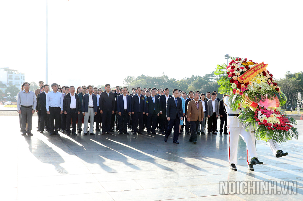 Đoàn Đại biểu Cụm thì đua số III dâng hương, dâng hoa tại Tượng đài Chủ tịch Hồ Chí Minh với các dân tộc Tây Nguyên tại Quảng trường Đại Đoàn Kết tỉnh Gia Lai