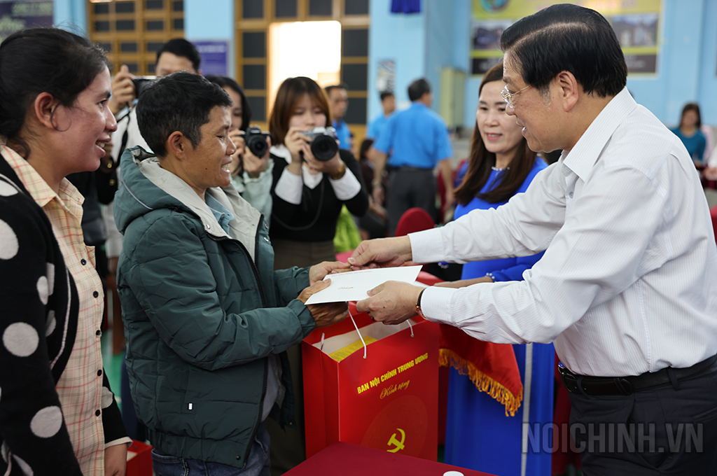 Đồng chí Phan Đình Trạc - Ủy viên Bộ Chính trị, Bí thư Trung ương Đảng, Trưởng Ban Nội chính Trung ương tặng quà Tết cho công nhân 