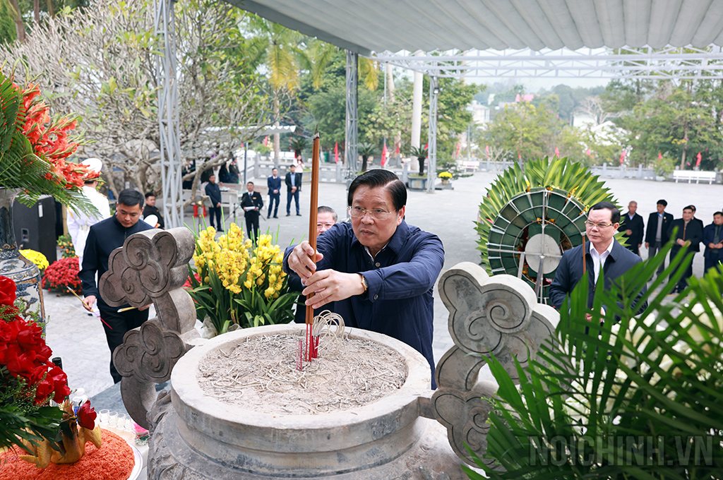 Đồng chí Phan Đình Trạc, Ủy viên Bộ Chính trị, Bí thư Trung ương Đảng, Trưởng Ban Nội chính Trung ương và các đại biểu dâng hoa tưởng niệm các Anh hùng liệt sĩ tại Nghĩa trang Liệt sĩ quốc gia Vị Xuyên