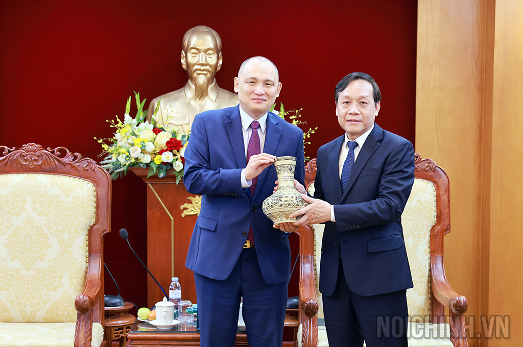 Đồng chí Nguyễn Thanh Hải, Phó trưởng Ban Nội chính Trung ương tặng quà lưu niệm ông Kanat Tumysh, Đại sứ Đặc mệnh toàn quyền Kazakhstan tại Việt Nam