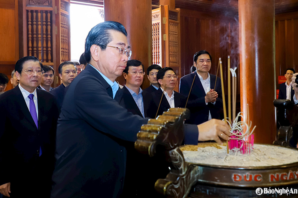 Đồng chí Võ Văn Dũng, Ủy viên Trung ương Đảng, Phó Trưởng ban Thường trực Ban Nội chính Trung ương dâng hương tưởng niệm Chủ tịch Hồ Chí Minh. Ảnh: Phạm Bằng