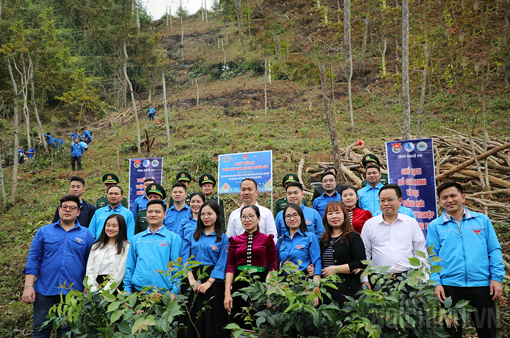 Các đại biểu chụp ảnh lưu niệm tại mô hình vườn cây sinh kế cho người dân tại xã Thông Thụ, huyện Quế Phong, tỉnh Nghệ An