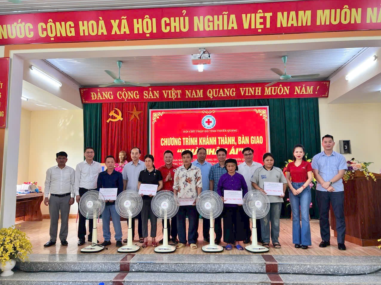 Lãnh đạo Ban Nội chính Tỉnh ủy và các đại biểu tặng quà các hộ gia đình được khánh thành, bàn giao “Nhà Nhân ái” tại xã Trung Hà, huyện Chiêm Hóa