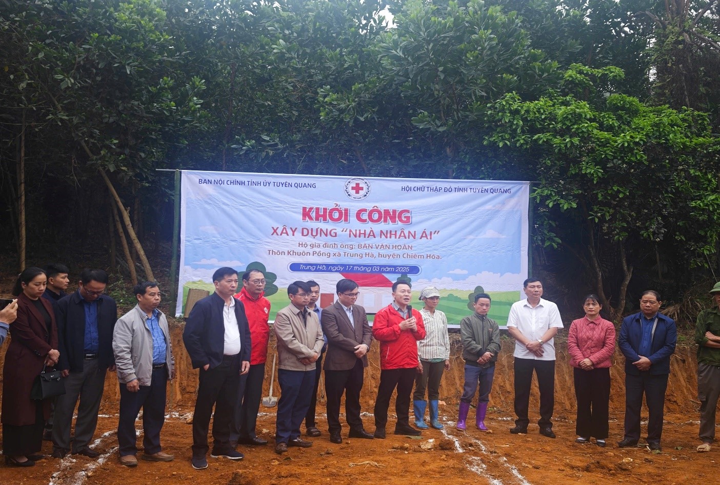 Đồng chí Phùng Tiến Quân, Ủy viên Ban Thường vụ Tỉnh ủy, Trưởng Ban Nội chính Tỉnh ủy, Trưởng Ban Pháp chế HĐND tỉnh và cán bộ, công chức Ban Nội chính Tỉnh ủy dự Khởi công xây dựng “Nhà Nhân ái” tại xã Trung Hà, huyện Chiêm Hóa