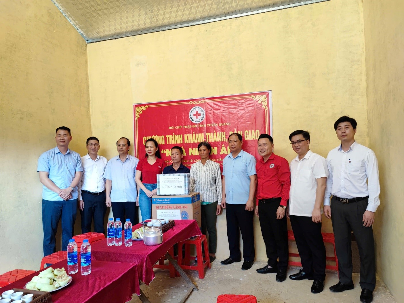 Lãnh đạo Ban Nội chính Tỉnh ủy và các đại biểu, nhà tài trợ tặng quà chúc mừng hộ gia đình được bàn giao “Nhà Nhân ái” tại thôn Khuôn Pồng, xã Trung Hà