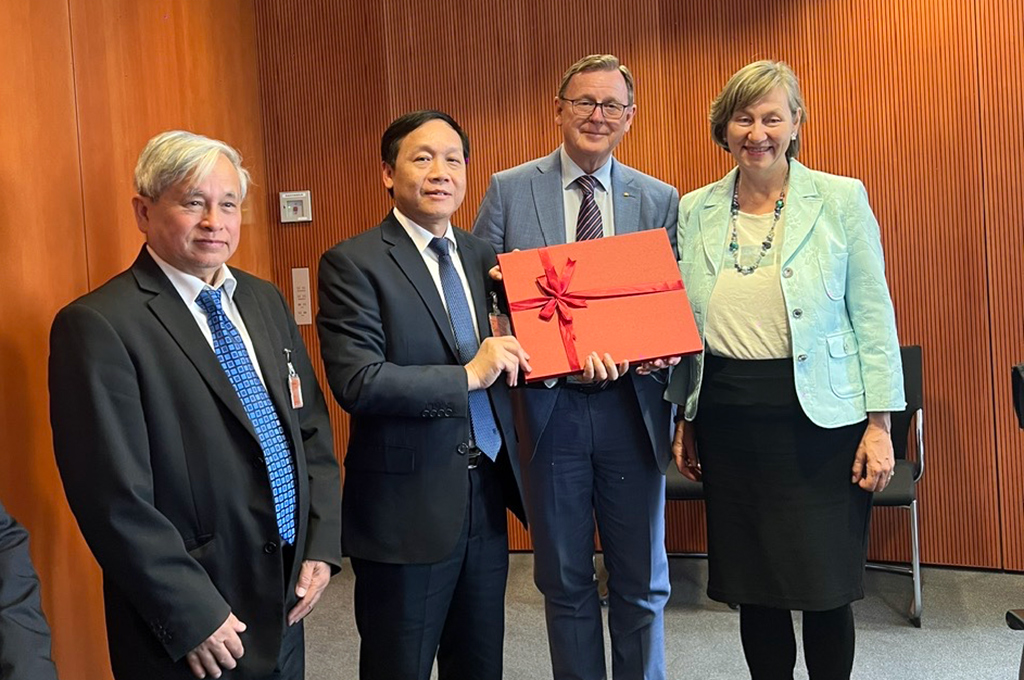 Đồng chí Nguyễn Thanh Hải, Phó Trưởng Ban tặng quà lưu niệm ông Bodo Ramelow, Phó Chủ tịch Quốc hội Cộng hoà Liên bang Đức