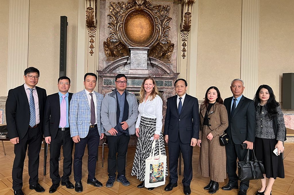 Đoàn cán bộ Ban Nội chính Trung ương chụp ảnh lưu niệm với lãnh đạo Toà án cấp cao Berlin