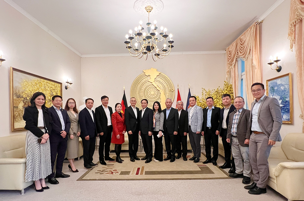 Đoàn cán bộ Ban Nội chính Trung ương chụp ảnh lưu niệm với cán bộ Đại sứ quán Việt Nam tại Cộng hoà Liên bang Đức