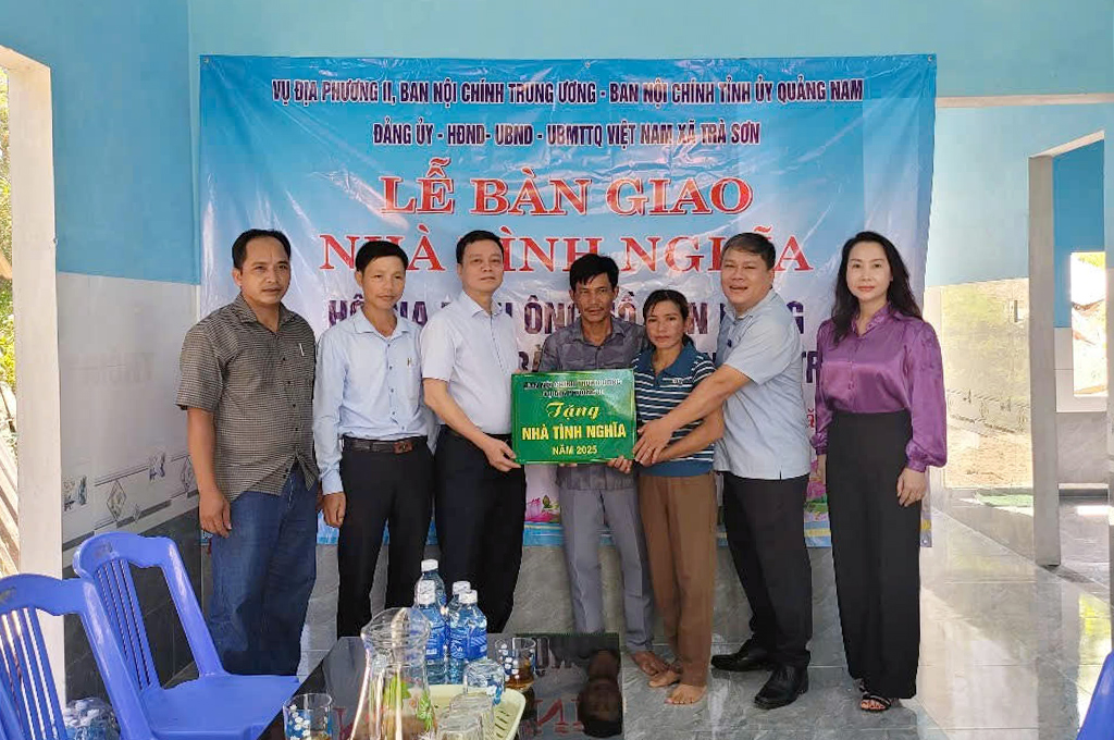 Đại diện các đơn vị trao Nhà tình nghĩa