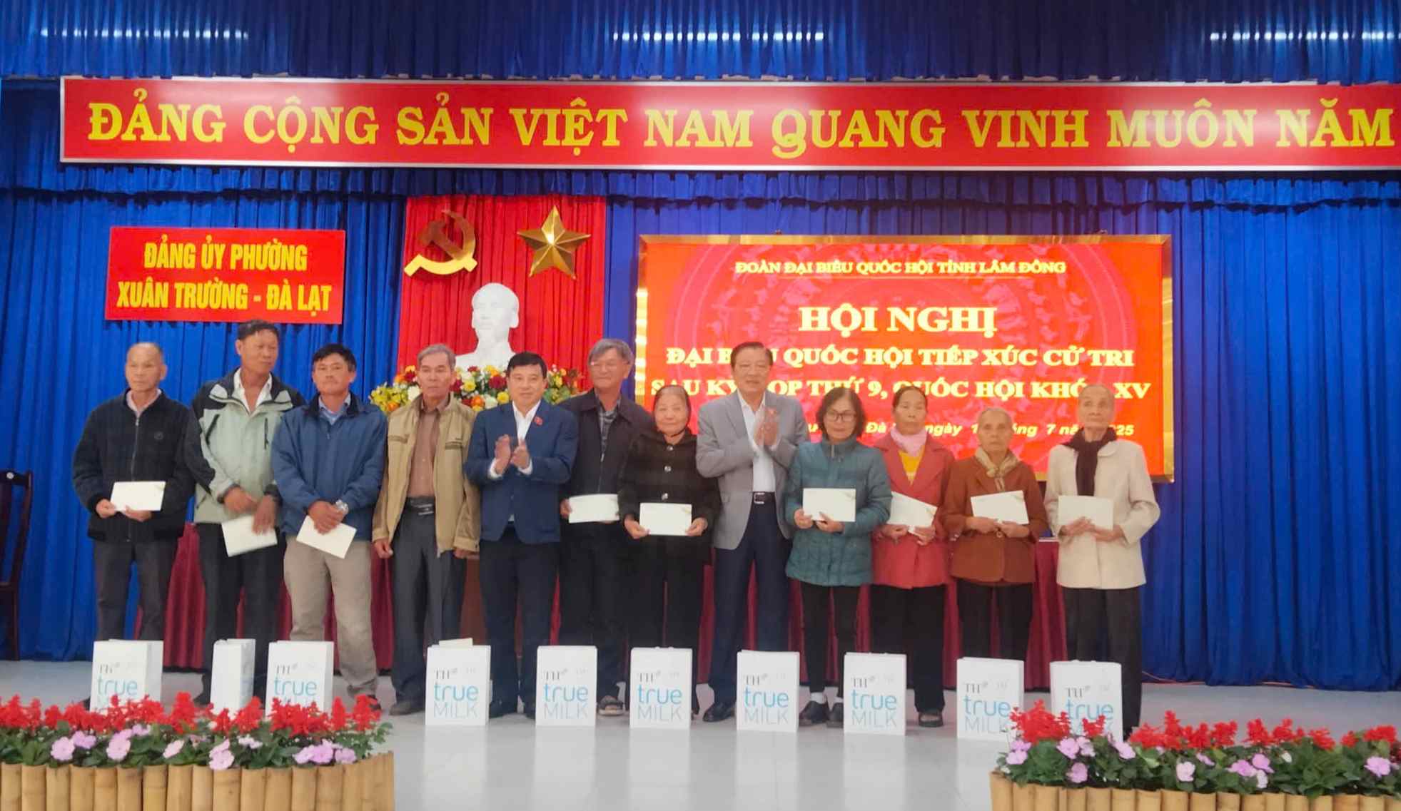Đồng chí Phan Đình Trạc, Ủy viên Bộ Chính Trị, Bí thư Trung ương Đảng, Trưởng Ban Nội chính Trung ương tặng quà cho các hộ gia đình khó khăn trên địa bàn Phường Xuân Trường, thành phố Đà Lạt, tỉnh Lâm Đồng