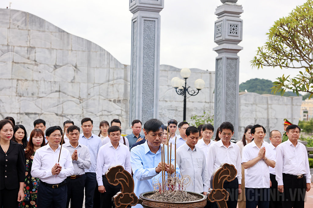 Đoàn công tác Ban Nội chính Trung dâng hương tại Đền thờ Bác Hồ 