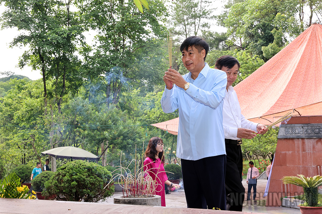 Đồng chí Nguyễn Hữu Đông, Ủy viên Trung ương Đảng, Phó Trưởng Ban Nội chính Trung ương  dâng hương tại Nghĩa trang Liệt sĩ Nhà tù Sơn La