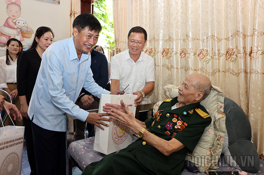 Đồng chí Nguyễn Hữu Đông, Ủy viên Trung ương Đảng, Phó Trưởng Ban Nội chính Trung ương thăm, tặng quà gia đình chính sách