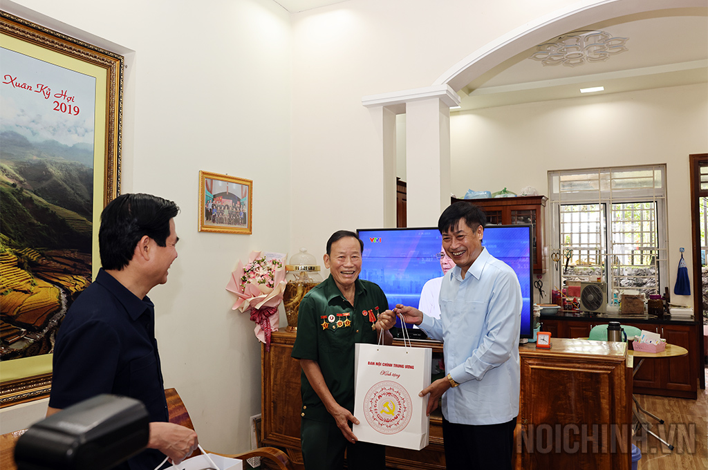 Đồng chí Nguyễn Hữu Đông, Ủy viên Trung ương Đảng, Phó Trưởng Ban Nội chính Trung ương thăm, tặng quà gia đình chính sách